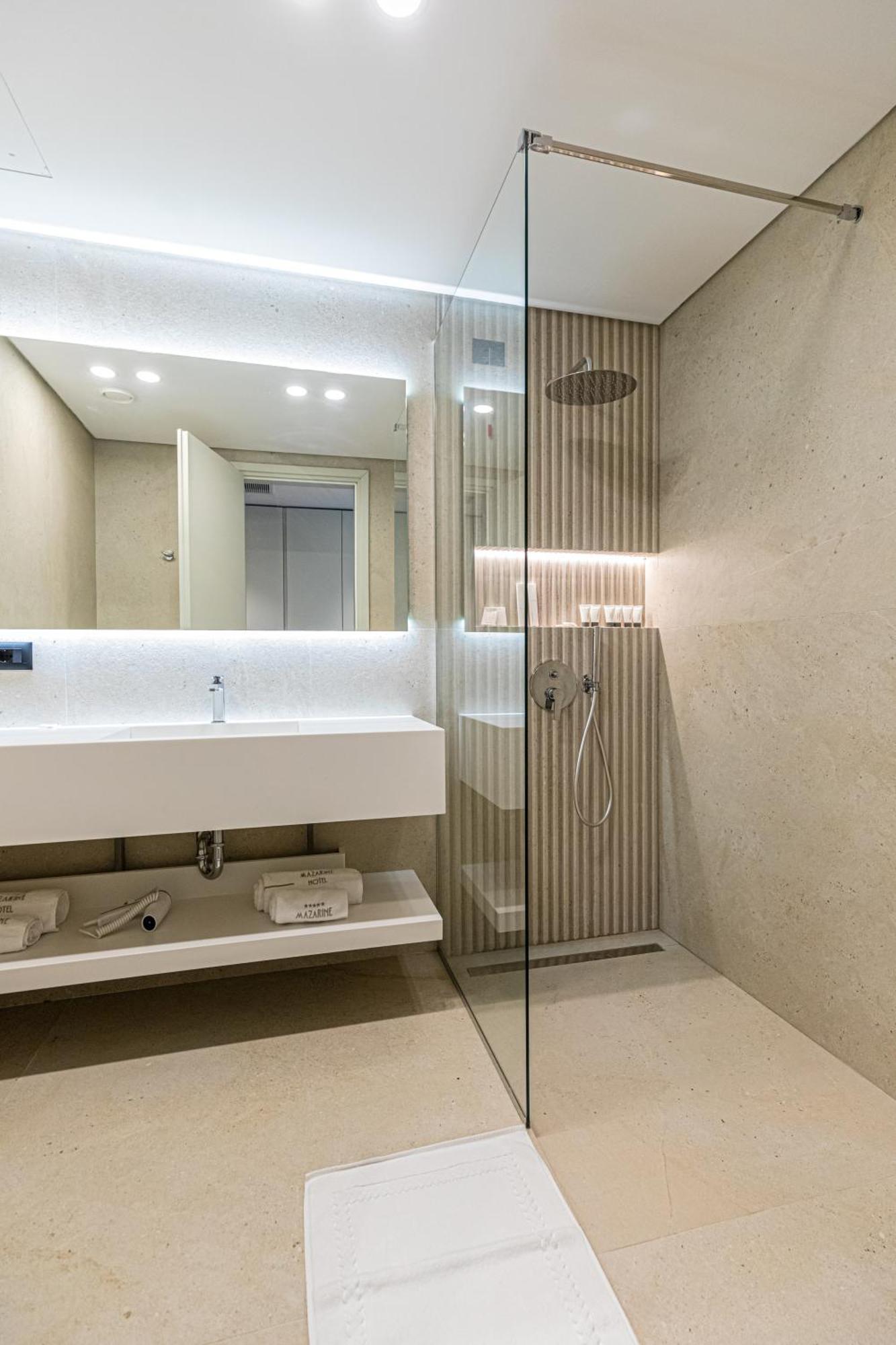 Radhimë Mazarine Hotel, Vlore, Albania מראה חיצוני תמונה