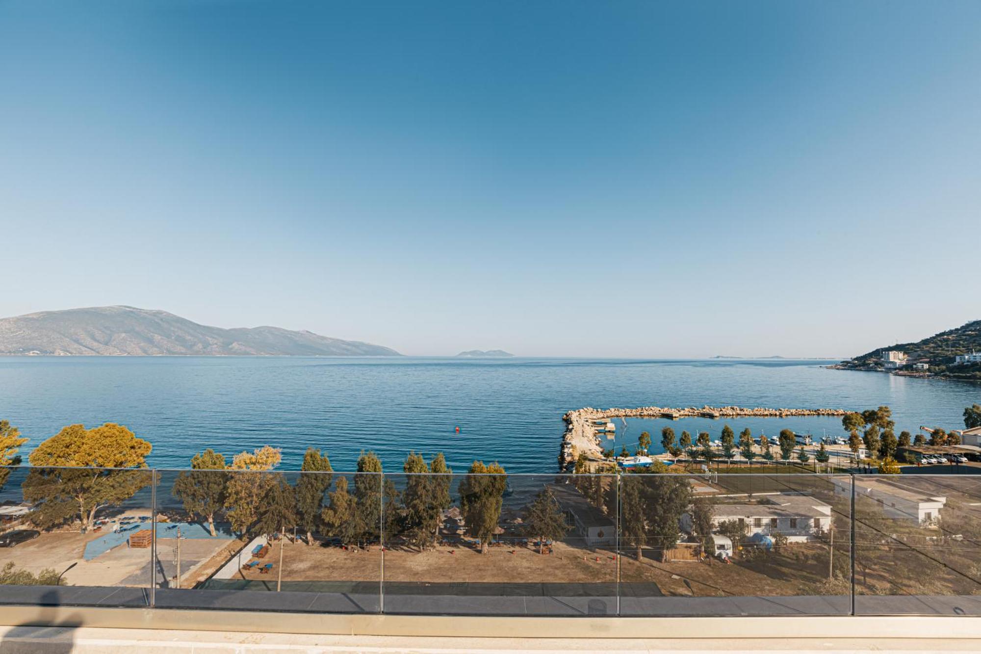 Radhimë Mazarine Hotel, Vlore, Albania מראה חיצוני תמונה